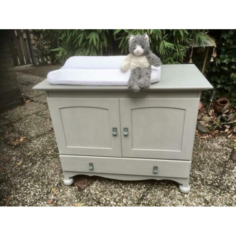 Leuke commode met stoere leren handgreepjes
