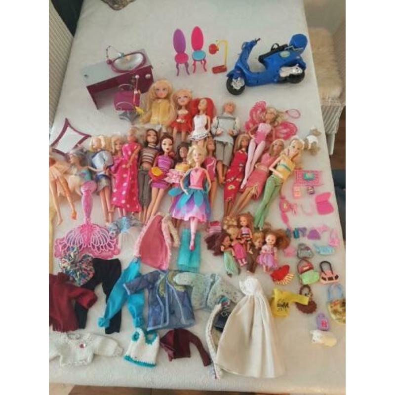 Veel barbies, brads, wings, sheila poppetjes
