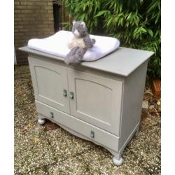 Leuke commode met stoere leren handgreepjes