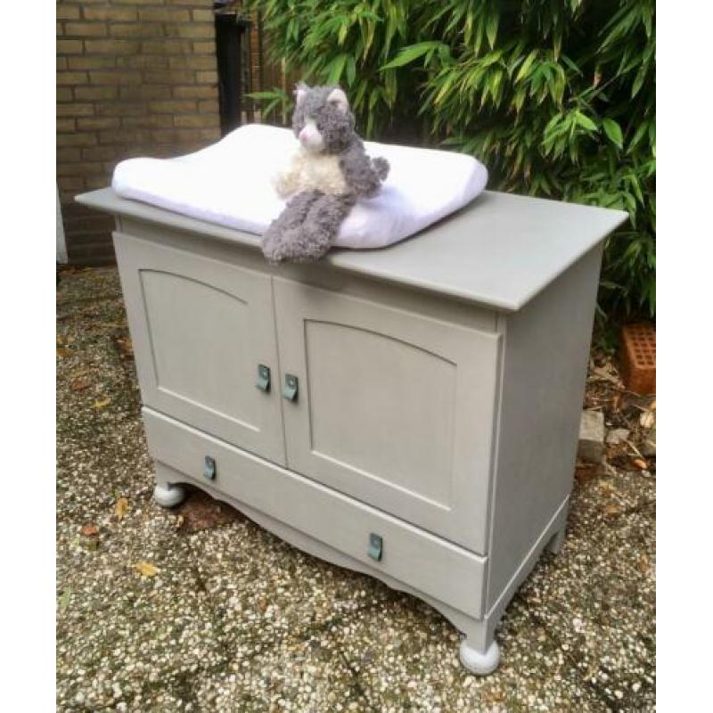 Leuke commode met stoere leren handgreepjes