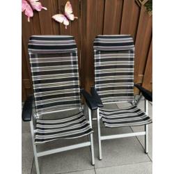 Twee tuinstoelen met hoofdkussen