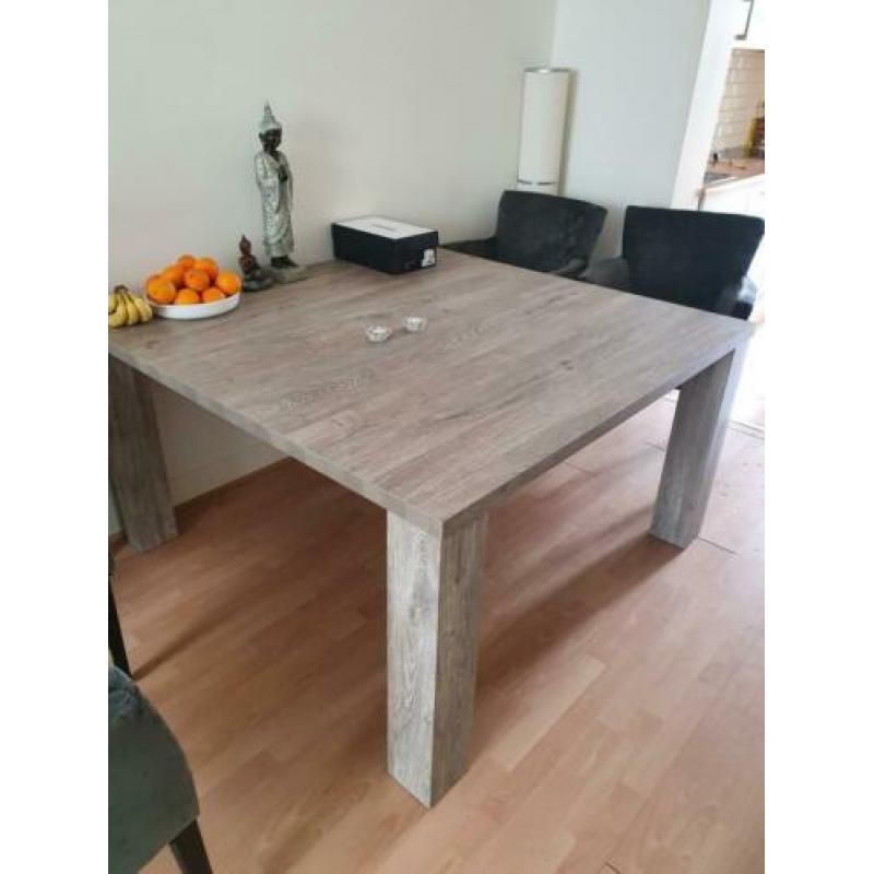 Mooie houten eettafel en bijbehorende salontafel