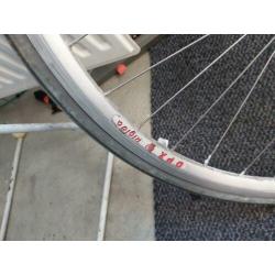 achterwiel met Shimano 600 naaf en rigida dpx, 8 speed