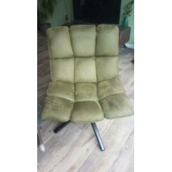 Olijfgroene fauteuil, ziet er prima uit!