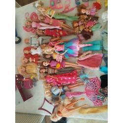 Veel barbies, brads, wings, sheila poppetjes
