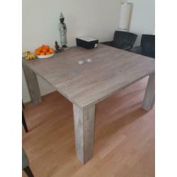 Mooie houten eettafel en bijbehorende salontafel