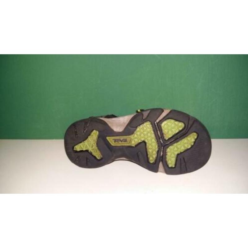 Teva sandalen met neus maat 28