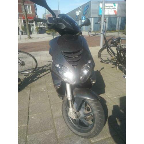 Piaggio NRG + 2 helmen + 2 hangsloten