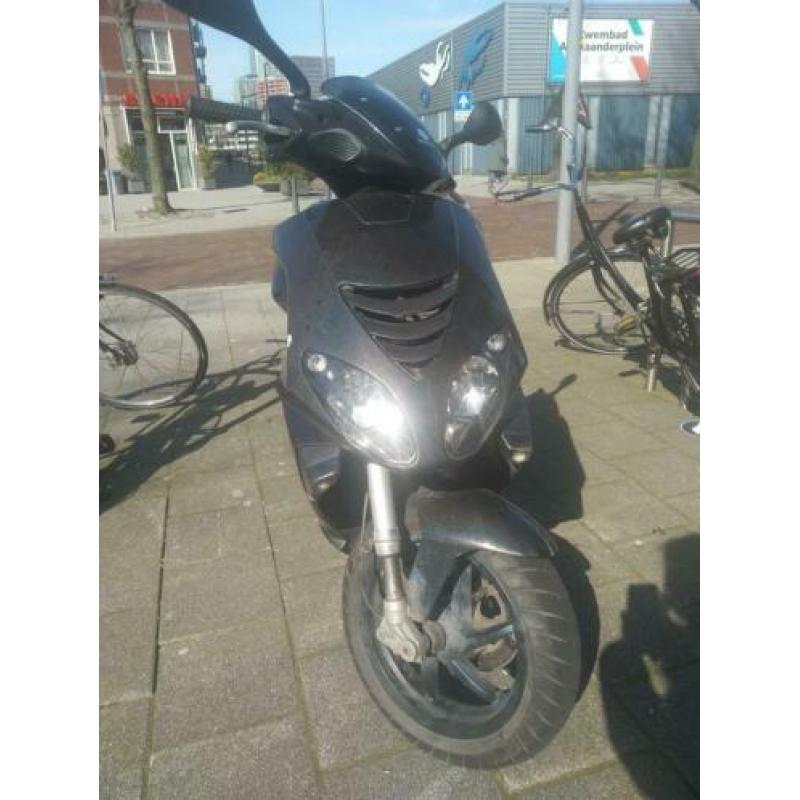 Piaggio NRG + 2 helmen + 2 hangsloten
