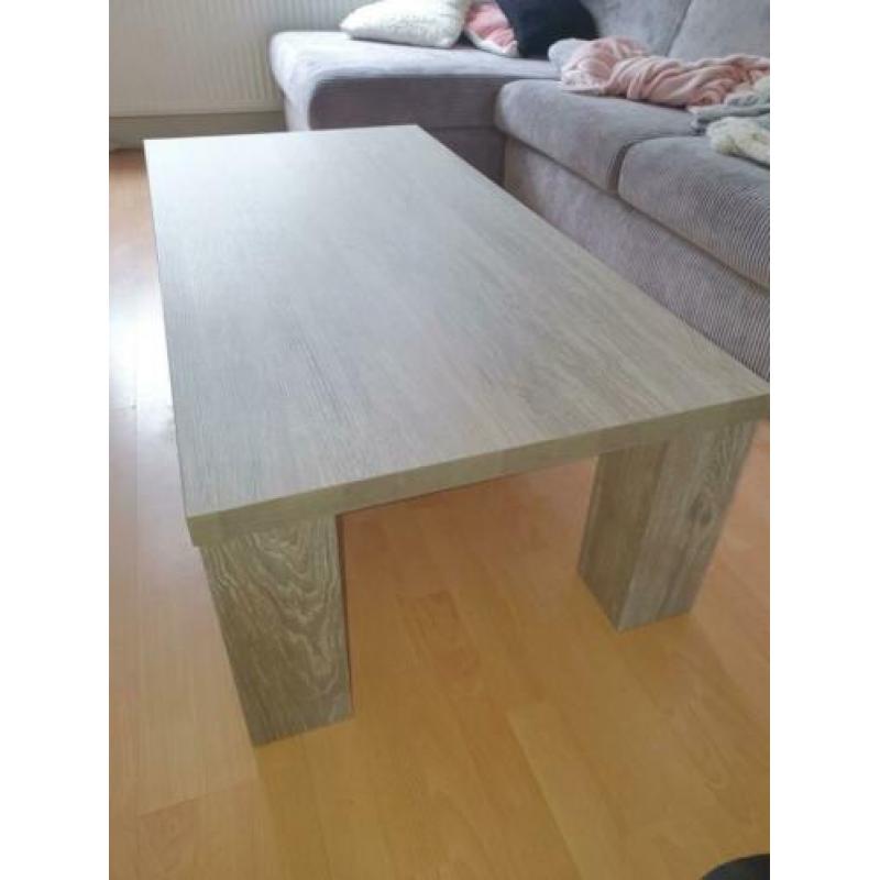 Mooie houten eettafel en bijbehorende salontafel