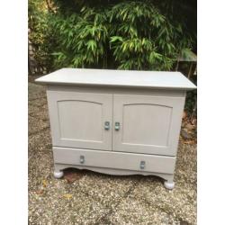 Leuke commode met stoere leren handgreepjes