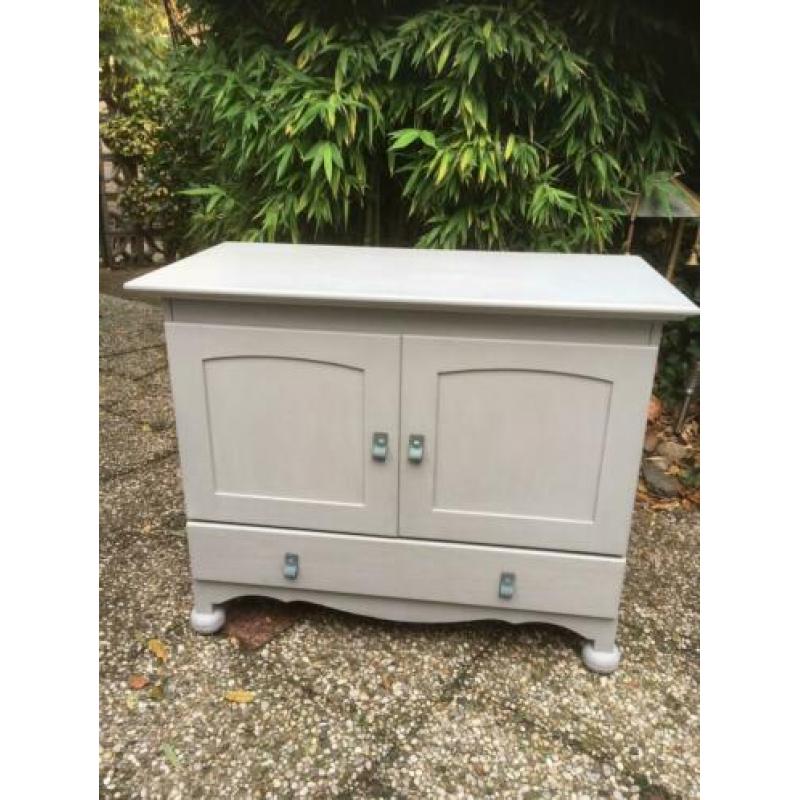 Leuke commode met stoere leren handgreepjes
