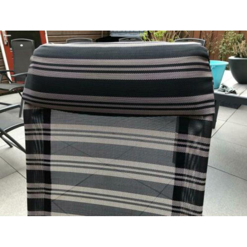 Twee tuinstoelen met hoofdkussen
