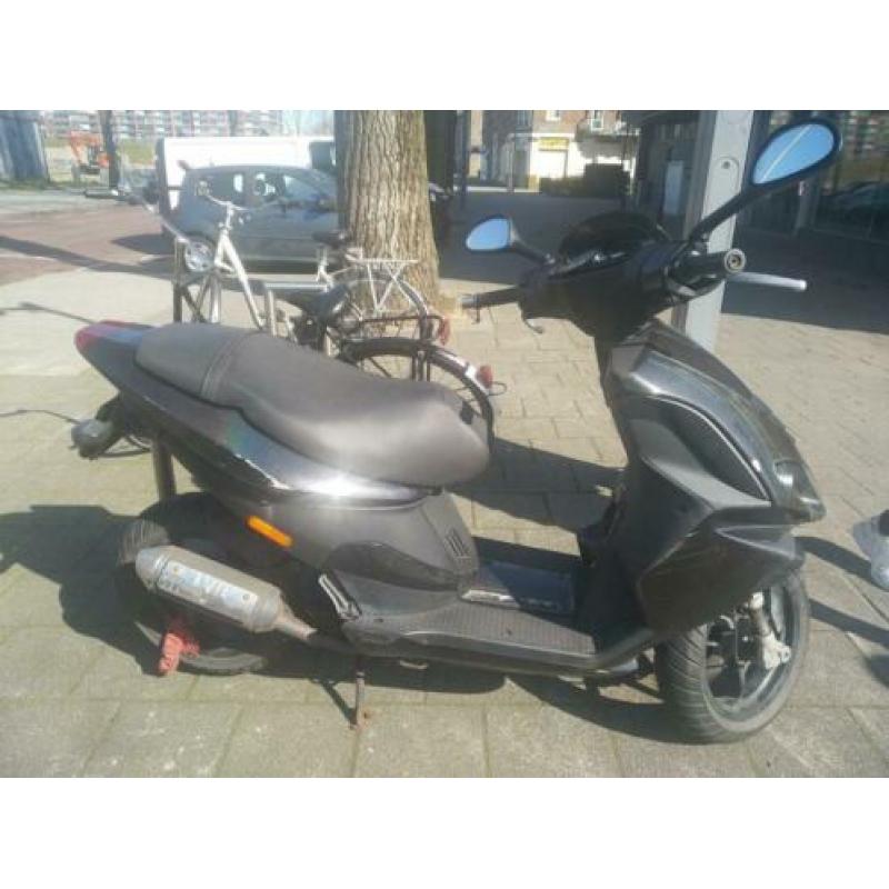 Piaggio NRG + 2 helmen + 2 hangsloten
