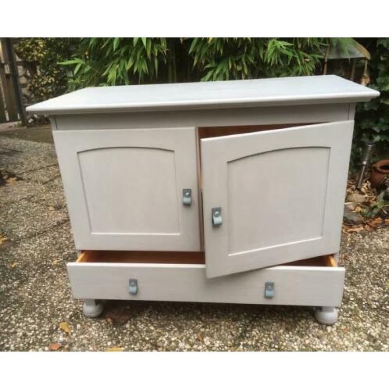 Leuke commode met stoere leren handgreepjes