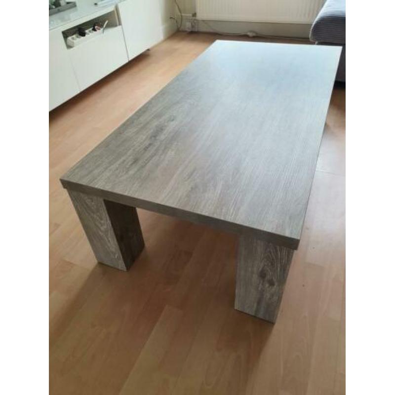 Mooie houten eettafel en bijbehorende salontafel