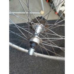 achterwiel met Shimano 600 naaf en rigida dpx, 8 speed