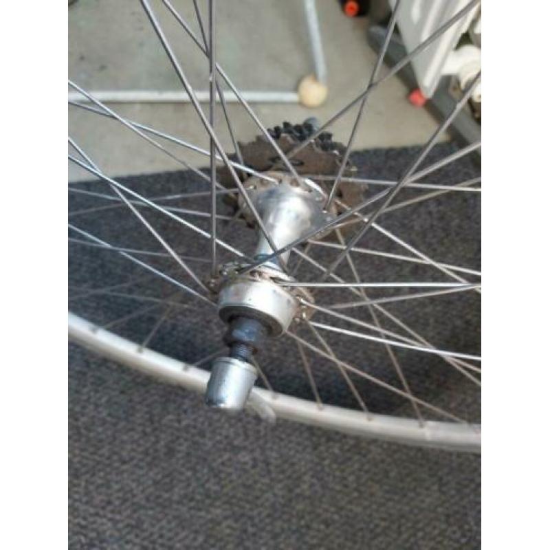 achterwiel met Shimano 600 naaf en rigida dpx, 8 speed