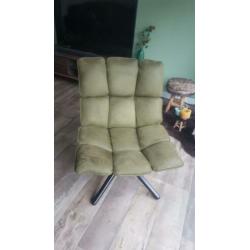 Olijfgroene fauteuil, ziet er prima uit!