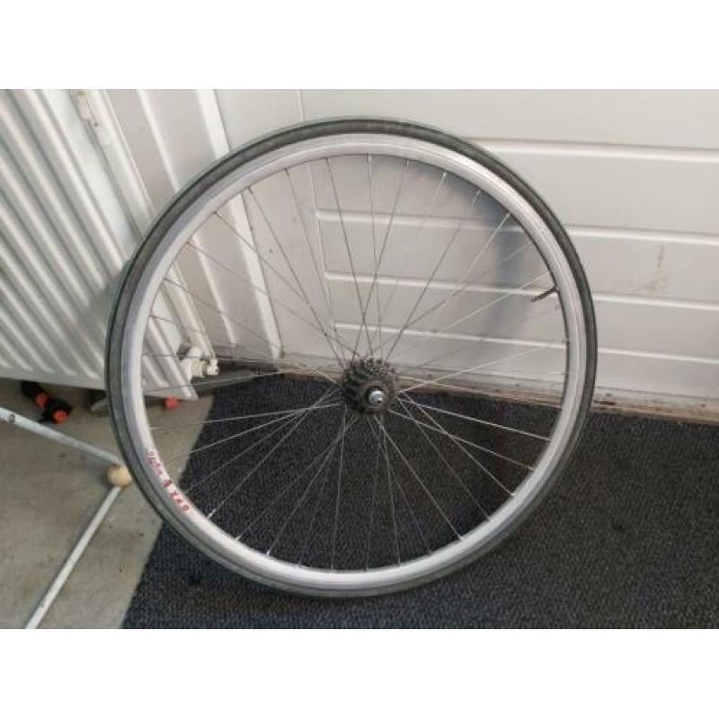 achterwiel met Shimano 600 naaf en rigida dpx, 8 speed
