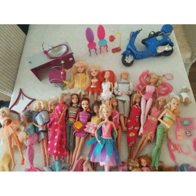 Veel barbies, brads, wings, sheila poppetjes
