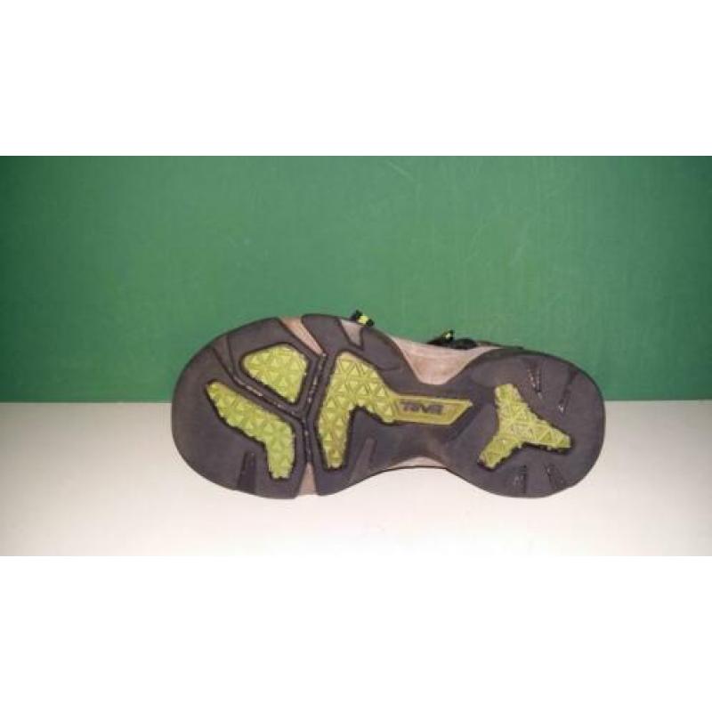 Teva sandalen met neus maat 28