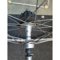 achterwiel met Shimano 600 naaf en rigida dpx, 8 speed