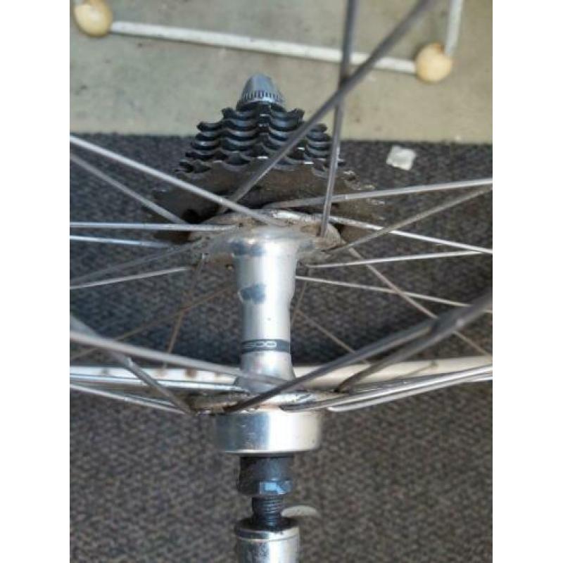 achterwiel met Shimano 600 naaf en rigida dpx, 8 speed