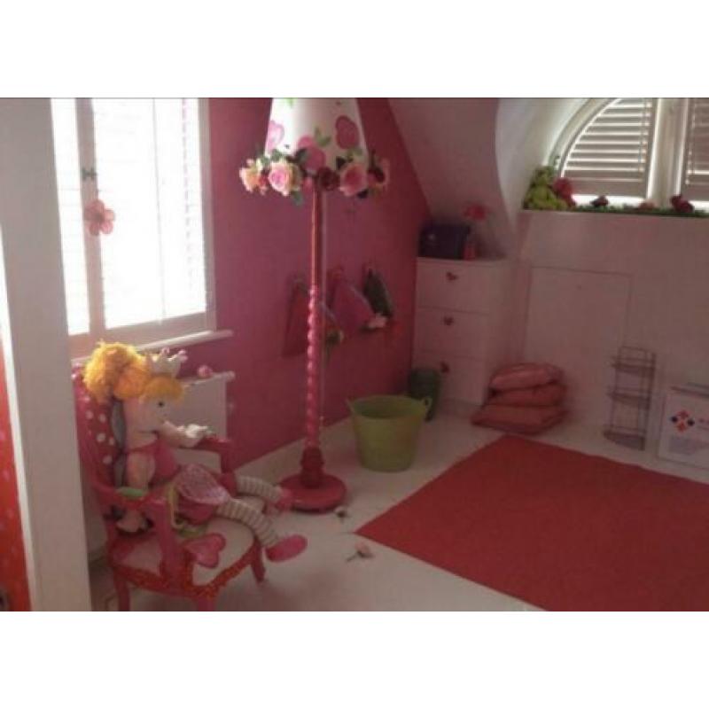 Complete inrichting fuchsia roze meisjeskamer