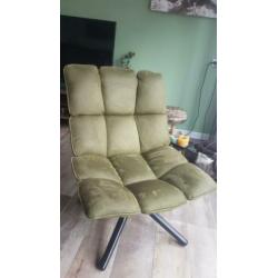 Olijfgroene fauteuil, ziet er prima uit!