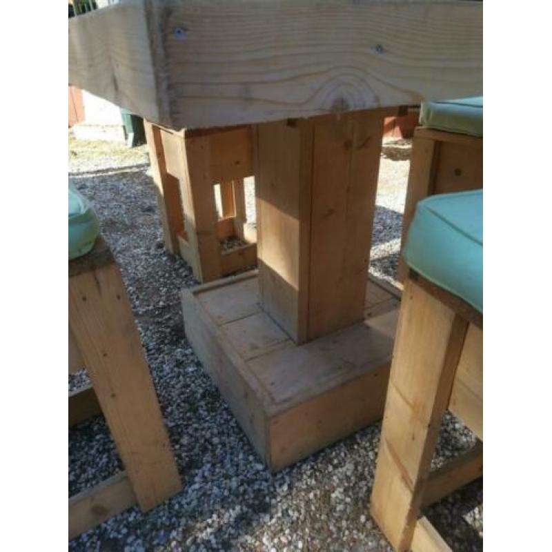 Steigerhouten hangtafel met 4 krukken