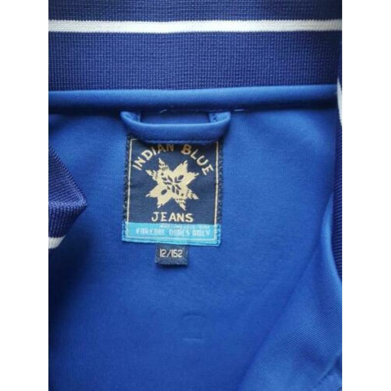 Mooi blauw trainingsjack van Indian Blue Jeans. Maat 152