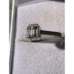 14 Krt. Witgouden Entourage ring met diamanten