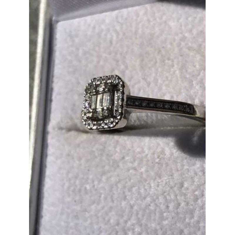 14 Krt. Witgouden Entourage ring met diamanten