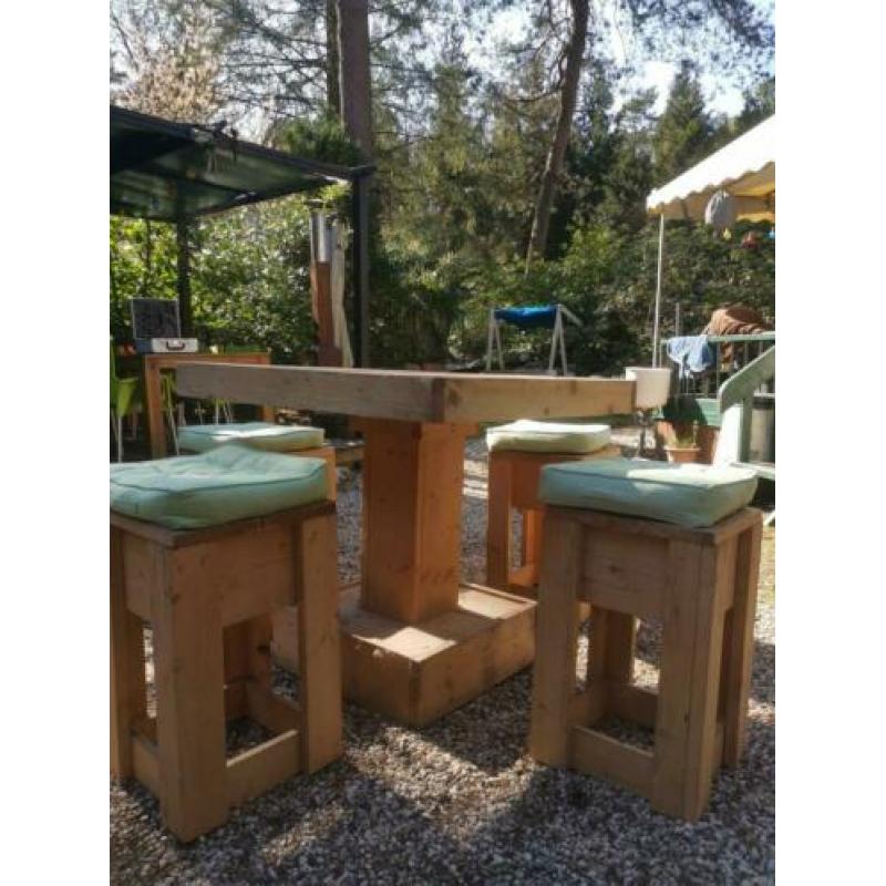 Steigerhouten hangtafel met 4 krukken