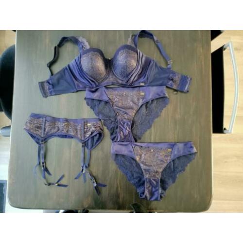 Prachtige indigoblauwe lingerie set