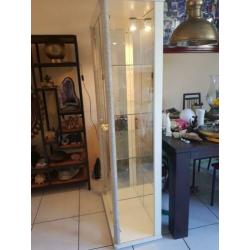 Wit grijs vitrinekast h 175cm×br78cm×d39cm.