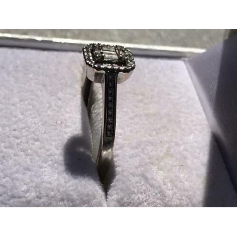 14 Krt. Witgouden Entourage ring met diamanten