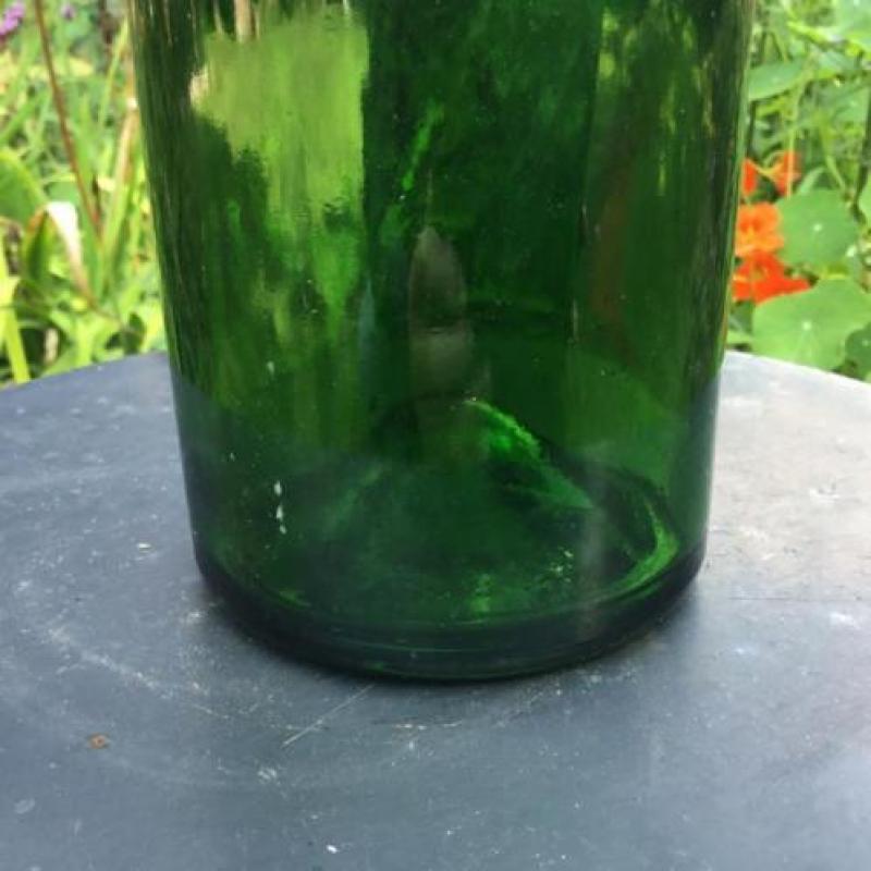 Antieke wijnfles met glaszegel