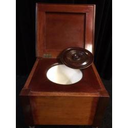Oude kamer toilet pot, een houten wc stoel