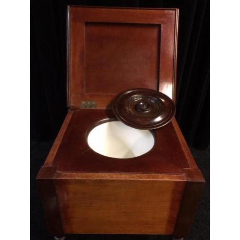 Oude kamer toilet pot, een houten wc stoel
