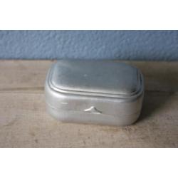 vintage aluminium zeepdoosje