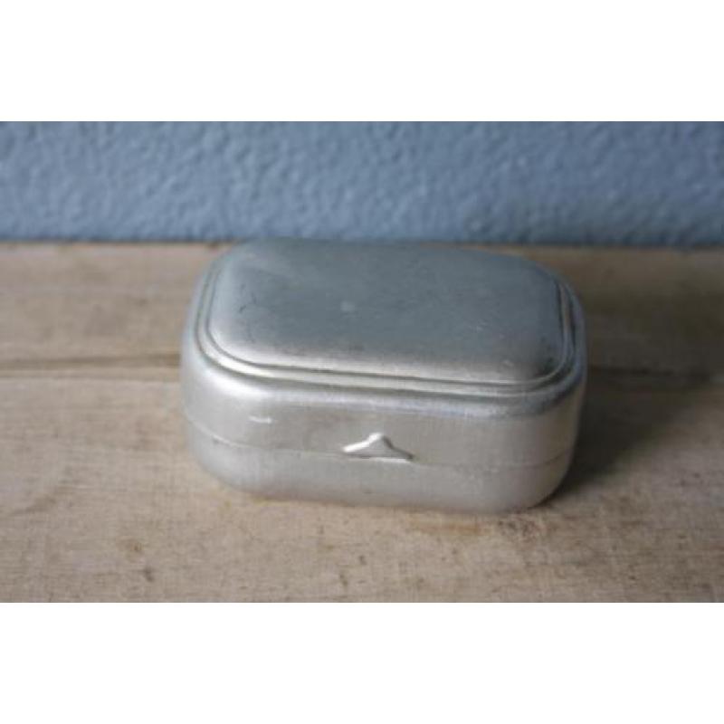 vintage aluminium zeepdoosje