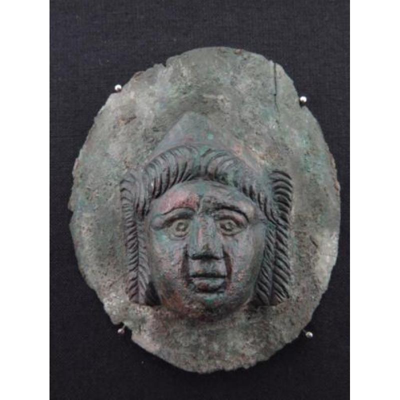 Roman bronze facial appliek