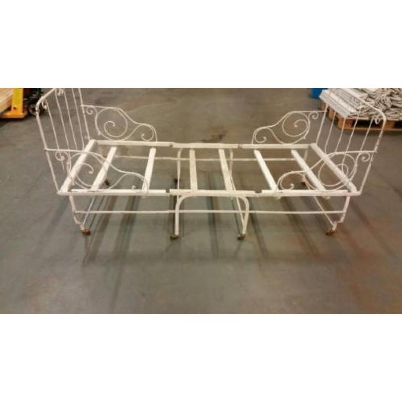 Antiek smeedijzeren bed