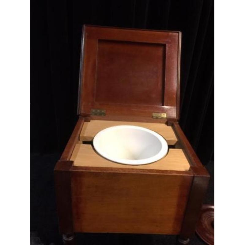 Oude kamer toilet pot, een houten wc stoel