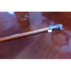 Antieke wandelstok met bronzen handvat .