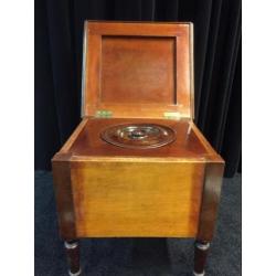 Oude kamer toilet pot, een houten wc stoel