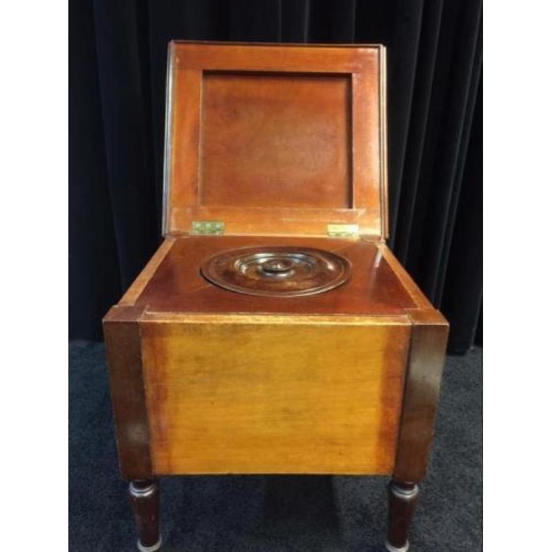 Oude kamer toilet pot, een houten wc stoel
