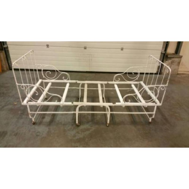 Antiek smeedijzeren bed